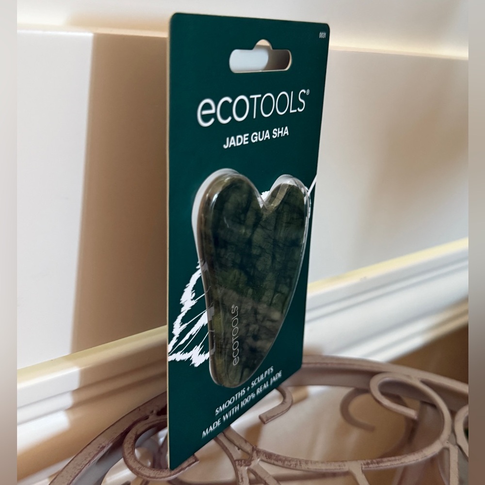 Gua Sha Stone Beauty Tool, Jade — EcoTools - Picture 14 of 17
